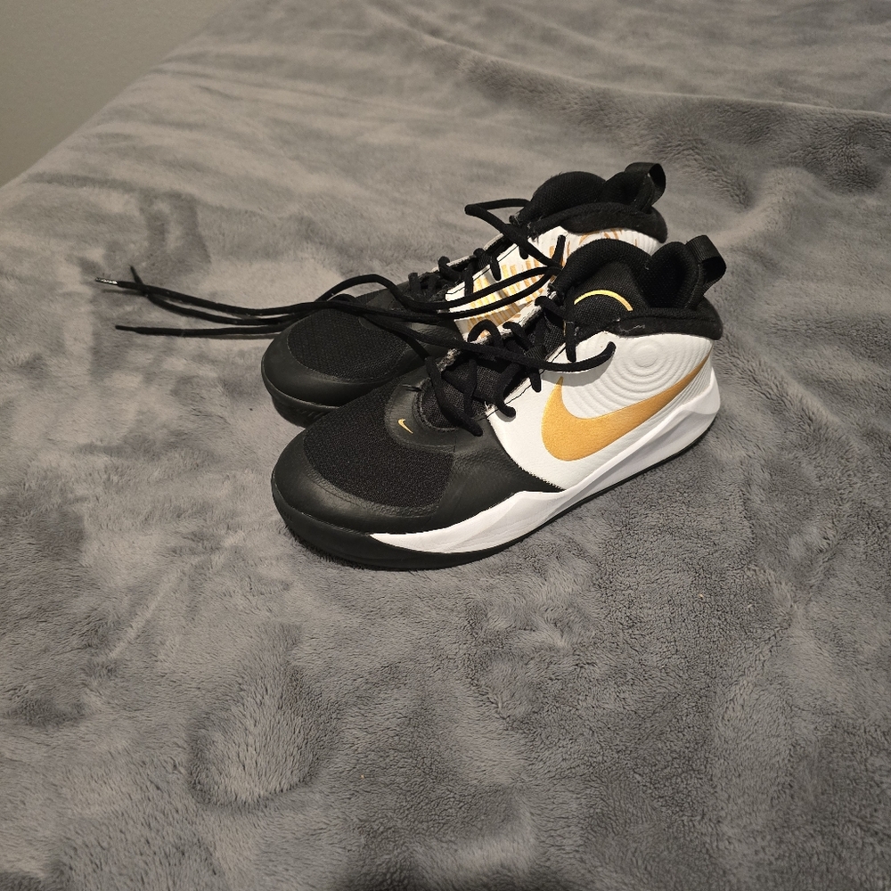Men's 6Y Used Nike shoes in black and white